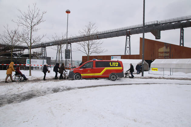 08.02.2021 Start der Coronaimpfungen in NRW so auch im Impfzentrum Dortmund Hörde auf Phoenix-West. Die älteren Herrschaften lassen sich nicht vom Wintereinbruch mit Temperaturen um minus 5 Grad abhalten , den lange ersehnten Impftermin einzuhalten.