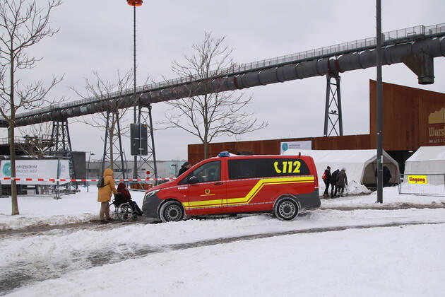 08.02.2021 Start der Coronaimpfungen in NRW so auch im Impfzentrum Dortmund Hörde auf Phoenix-West. Die älteren Herrschaften lassen sich nicht vom Wintereinbruch mit Temperaturen um minus 5 Grad abhalten , den lange ersehnten Impftermin einzuhalten.