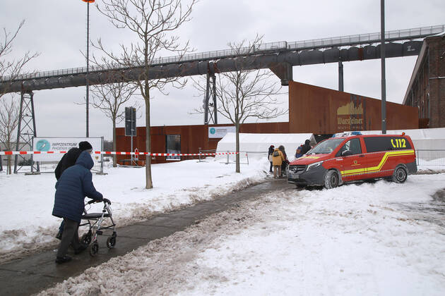 08.02.2021 Start der Coronaimpfungen in NRW so auch im Impfzentrum Dortmund Hörde auf Phoenix-West. Die älteren Herrschaften lassen sich nicht vom Wintereinbruch mit Temperaturen um minus 5 Grad abhalten , den lange ersehnten Impftermin einzuhalten.