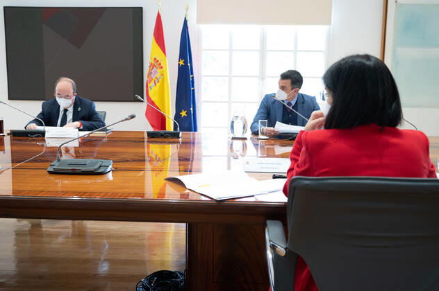 The President of the Government, Pedro Sanchez, chairs the meeting of the Coronavirus Monitoring Committee, in Madrid (Spain), 8 February 2021. 08 FEBRUARY 2021;COMMITTEE MEETING;COVID;CORONAVIRUS;PEDRO SANCHEZ Pool Moncloa Borja Puig de la 02 08 2021 Madrid Madrid Spain Copyright: xPoolxMoncloax xBorjaxPuigxdexlaxBellacasax 3553412
