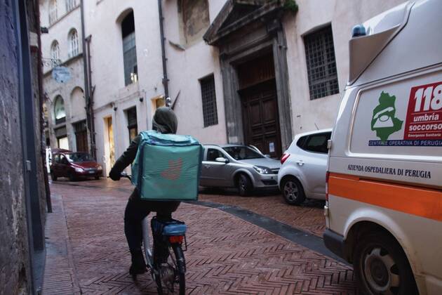 Perugia in the red zone. The capital and the province in full state of emergency covid 19 also due to the variants of the virus present in the area. the city is back in full lockdown. the deserted historic center. anguish and fear reign. an ambulance with lights and sirens on in via Oberdan. an amulance with the lights on in via oberdan. Editorial Usage Only  Copyright: xEmanuelaxBinconix xIPAx