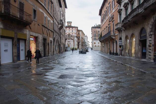 Perugia in the red zone. The capital and the province in full state of emergency covid 19 also due to the variants of the virus present in the area. the city is back in full lockdown. the deserted historic center. anguish and fear reign. Corso Vannucci. Editorial Usage Only  Copyright: xEmanuelaxBinconix xIPAx