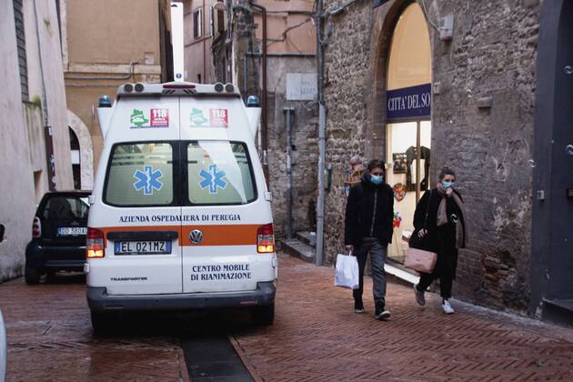 Perugia in the red zone. The capital and the province in full state of emergency covid 19 also due to the variants of the virus present in the area. the city is back in full lockdown. the deserted historic center. anguish and fear reign. an ambulance with lights and sirens on in via Oberdan. an amulance with the lights on in via oberdan. Editorial Usage Only  Copyright: xEmanuelaxBinconix xIPAx