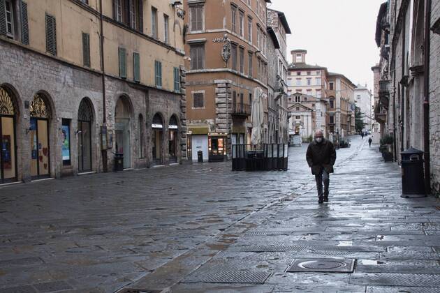 Perugia in the red zone. The capital and the province in full state of emergency covid 19 also due to the variants of the virus present in the area. the city is back in full lockdown. the deserted historic center. anguish and fear reign. Corso Vannucci Editorial Usage Only  Copyright: xEmanuelaxBinconix xIPAx