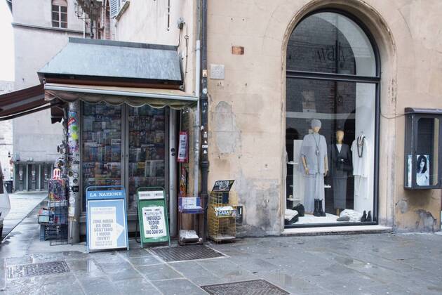 Perugia in the red zone. The capital and the province in full state of emergency covid 19 also due to the variants of the virus present in the area. the city is back in full lockdown. the deserted historic center. anguish and fear reign in one of the two newsstands in the historic center, the crocodiles tell the dramatic situation. Editorial Usage Only  Copyright: xEmanuelaxBinconix xIPAx