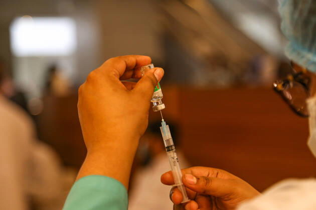 Bangladesh: Covid-19 vaccination drive begins in Dhaka A medical worker preparing a syringe and an ampule with the dose of Covishield covid-19 vaccine during the vaccination drive. Dhaka Dhaka Division Bangladesh Copyright: NahidxHasan