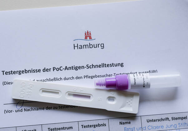 GERMANY, corona virus, fast testing GERMANY, Hamburg, fast testing for visitors in nursing home for old people