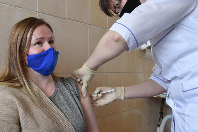 News Bilder des Tages VLADIVOSTOK, RUSSIA - FEBRUARY 9, 2021: A woman receives an injection of component 2 of the Gam-COVID-Vac (Sputnik V) vaccine against COVID-19 in one of the city s outpatient clinics. Yuri Smityuk TASS  TS0F649E