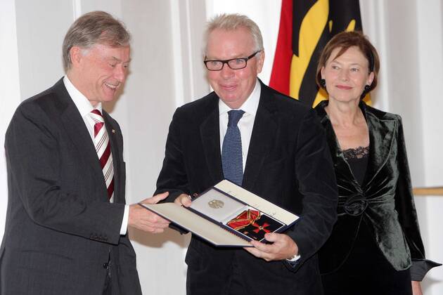 Verdienstorden 2009 Preistraeger David Chipperfield , Bundespraesident Horst Koehler und Frau Eva Luise Koehler bei der Verleihung des Verdienstorden der Bundesrepublik Deutschland 2009 an verdiente Buerger und Buergerinnen durch Bundespraesident Horst Koehler im Schloss Bellevue in Berlin. Copyright: IMAGO. Herrmann Datum: 05.10.2009 Copyright: xEventpressxHerrmannx