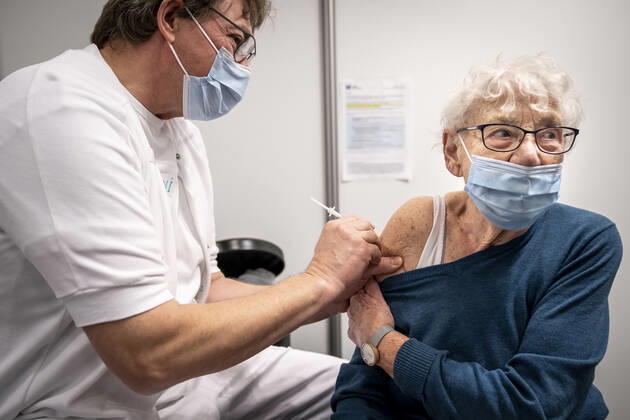 Tove paa 93 aar faar Moderna vaccine af Rúní paa Region Hovedstadens nye COVID-19 vaccinationscenter i Idraets & Fritidscenter Vejledalen i Ishoej, tirsdag den 9. februar 2021.. , Ishoej Denmark Copyright: RitzauxScanpix MadsxClausxRasmussenx cop103 spdk20210209-110553-L
