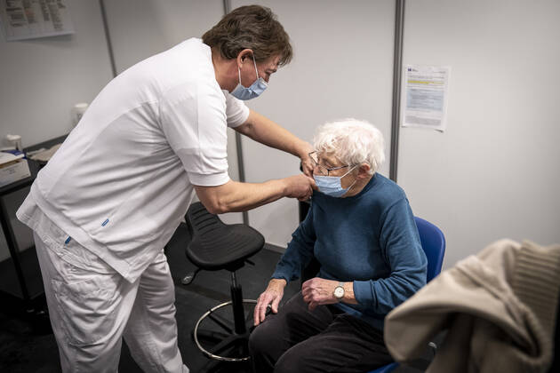 Tove paa 93 aar faar Moderna vaccine af Rúní paa Region Hovedstadens nye COVID-19 vaccinationscenter i Idraets & Fritidscenter Vejledalen i Ishoej, tirsdag den 9. februar 2021.. , Ishoej Denmark Copyright: RitzauxScanpix MadsxClausxRasmussenx cop103 spdk20210209-110642-L