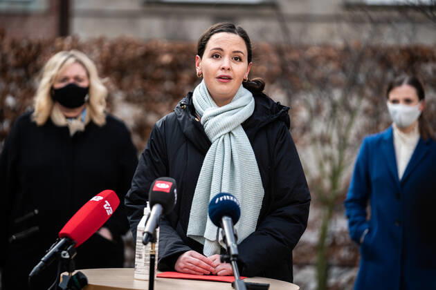 Victoria Velásquez (OE) under dagens pressemoede. Erhvervsminister Simon Kollerup (S) praesenterer en ny politisk aftale om yderligere forbedringer af hjaelpepakker i Erhvervsministeriet, tirsdag den 9. februar 2021.. , Copenhagen Denmark Copyright: RitzauxScanpix EmilxHelmsx cop108 spdk20210209-120753-L