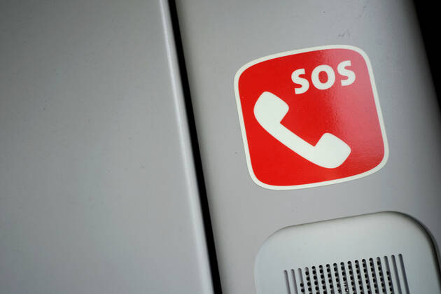 Hilleröd. 01 JUN 2019. SOS-Hinweisschild in dänischem Nahverkehrszug. Hilfe. Telefon. SOS. DÄNEMARK. Hilleröd. Copyright: Priller&MAUG PRM521228X