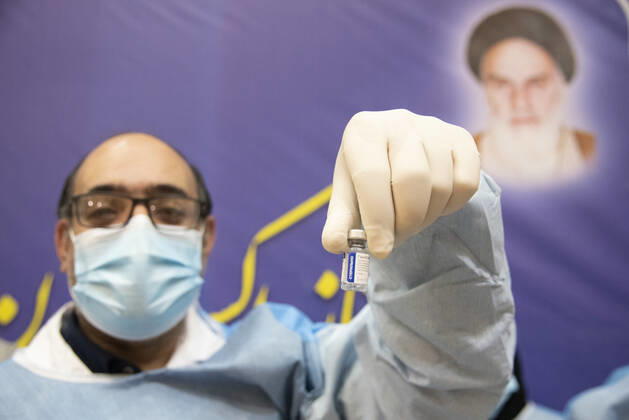 News Bilder des Tages Iran: First vaccinations for Medical Staff An Iranian medical Staff shows the Sputnik V Covid-19 vaccine to media. First COVID-19 vaccinations for Iranian medical Staff were injected with Russian s Sputnik V vaccine at the Imam Khomeini Hospital Complex in Tehran, Iran on 9 Feb 2021. Tehran Tehran Iran Copyright: SobhanxFarajvan