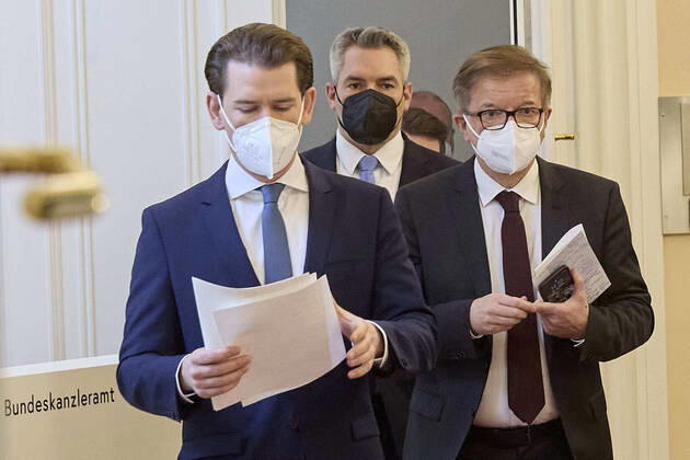 - Wien 09.02.2021 - Corona-Krise - Heute am Nachmittag fand im Bundeskanzleramt eine kurzfristig einberufene Pressekonferenz der Regierungsspitze zur Coronavirus-Krise in Tirol und den Mutationen statt. Aufgrund der beständig schnell steigenden Infiziertenzahlen wurden neue, weitreichende Massnahmen verkündet. So wird die Mobilität von und nach Tirol eingeschränkt werden. PHOTO: (v.L.) Bundeskanzler Sebastian Kurz (ÖVP), Innenminister Karl Nehammer (ÖVP), Gesundheitsminister Rudolf Anschober (Grüne) auf dem Weg zur Pressekonferenz. Vienna (AUSTRIA) - Corona crisis - This afternoon, a press conference of the top government on the coronavirus crisis in Tyrol and the mutations took place in the Federal Chancellery. Due to the rapidly 