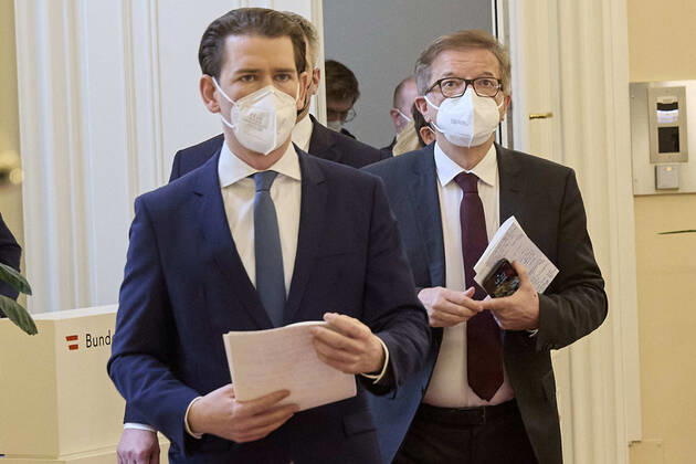 - Wien 09.02.2021 - Corona-Krise - Heute am Nachmittag fand im Bundeskanzleramt eine kurzfristig einberufene Pressekonferenz der Regierungsspitze zur Coronavirus-Krise in Tirol und den Mutationen statt. Aufgrund der beständig schnell steigenden Infiziertenzahlen wurden neue, weitreichende Massnahmen verkündet. So wird die Mobilität von und nach Tirol eingeschränkt werden. PHOTO: (v.L.) Bundeskanzler Sebastian Kurz (ÖVP), Innenminister Karl Nehammer (ÖVP), Gesundheitsminister Rudolf Anschober (Grüne) auf dem Weg zur Pressekonferenz. Vienna (AUSTRIA) - Corona crisis - This afternoon, a press conference of the top government on the coronavirus crisis in Tyrol and the mutations took place in the Federal Chancellery. Due to the rapidly 