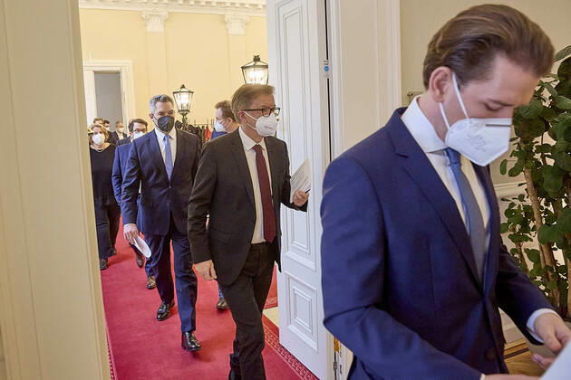 Â - Wien 09.02.2021 - Corona-Krise - Heute am Nachmittag fand im Bundeskanzleramt eine kurzfristig einberufene Pressekonferenz der Regierungsspitze zur Coronavirus-Krise in Tirol und den Mutationen statt. Aufgrund der beständig schnell steigenden Infiziertenzahlen wurden neue, weitreichende Massnahmen verkündet. So wird die Mobilität von und nach Tirol eingeschränkt werden. PHOTO: (v.L.) Innenminister Karl Nehammer (ÖVP), Gesundheitsminister Rudolf Anschober (Grüne), Bundeskanzler Sebastian Kurz (ÖVP), Vienna (AUSTRIA) - Corona crisis - This afternoon, a press conference of the top government on the coronavirus crisis in Tyrol and the mutations took place in the Federal Chancellery. Due to the rapidly increasing number of inf 