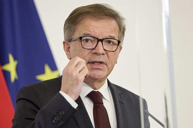 - Wien 09.02.2021 - Corona-Krise - Heute am Nachmittag fand im Bundeskanzleramt eine kurzfristig einberufene Pressekonferenz der Regierungsspitze zur Coronavirus-Krise in Tirol und den Mutationen statt. Aufgrund der beständig schnell steigenden Infiziertenzahlen wurden neue, weitreichende Massnahmen verkündet. So wird die Mobilität von und nach Tirol eingeschränkt werden. PHOTO: Gesundheitsminister Rudolf Anschober (Grüne), Vienna (AUSTRIA) - Corona crisis - This afternoon, a press conference of the top government on the coronavirus crisis in Tyrol and the mutations took place in the Federal Chancellery. Due to the rapidly increasing number of infected people, new, far-reaching measures have been announced. So mobility to and from 