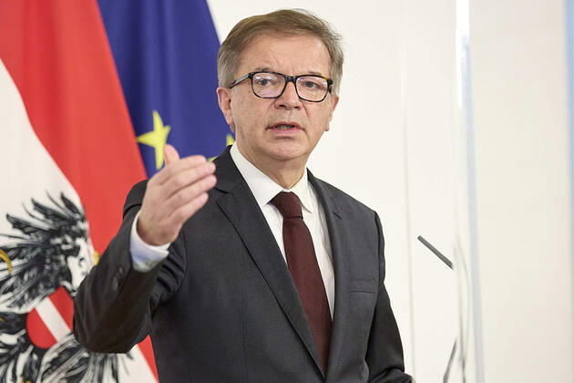 - Wien 09.02.2021 - Corona-Krise - Heute am Nachmittag fand im Bundeskanzleramt eine kurzfristig einberufene Pressekonferenz der Regierungsspitze zur Coronavirus-Krise in Tirol und den Mutationen statt. Aufgrund der beständig schnell steigenden Infiziertenzahlen wurden neue, weitreichende Massnahmen verkündet. So wird die Mobilität von und nach Tirol eingeschränkt werden. PHOTO: Gesundheitsminister Rudolf Anschober (Grüne), Vienna (AUSTRIA) - Corona crisis - This afternoon, a press conference of the top government on the coronavirus crisis in Tyrol and the mutations took place in the Federal Chancellery. Due to the rapidly increasing number of infected people, new, far-reaching measures have been announced. So mobility to and from 