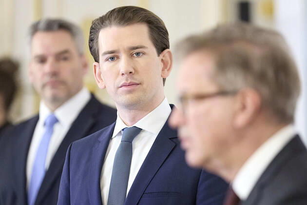 - Wien 09.02.2021 - Corona-Krise - Heute am Nachmittag fand im Bundeskanzleramt eine kurzfristig einberufene Pressekonferenz der Regierungsspitze zur Coronavirus-Krise in Tirol und den Mutationen statt. Aufgrund der beständig schnell steigenden Infiziertenzahlen wurden neue, weitreichende Massnahmen verkündet. So wird die Mobilität von und nach Tirol eingeschränkt werden. PHOTO: (v.L.) Innenminister Karl Nehammer (ÖVP), Bundeskanzler Sebastian Kurz (ÖVP), Gesundheitsminister Rudolf Anschober (Grüne), Vienna (AUSTRIA) - Corona crisis - This afternoon, a press conference of the top government on the coronavirus crisis in Tyrol and the mutations took place in the Federal Chancellery. Due to the rapidly increasing number of infected pe 