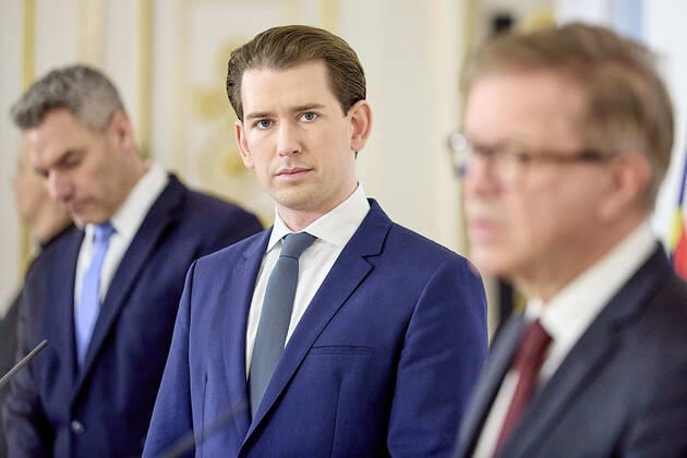 - Wien 09.02.2021 - Corona-Krise - Heute am Nachmittag fand im Bundeskanzleramt eine kurzfristig einberufene Pressekonferenz der Regierungsspitze zur Coronavirus-Krise in Tirol und den Mutationen statt. Aufgrund der beständig schnell steigenden Infiziertenzahlen wurden neue, weitreichende Massnahmen verkündet. So wird die Mobilität von und nach Tirol eingeschränkt werden. PHOTO: (v.L.) Innenminister Karl Nehammer (ÖVP), Bundeskanzler Sebastian Kurz (ÖVP), Gesundheitsminister Rudolf Anschober (Grüne), Vienna (AUSTRIA) - Corona crisis - This afternoon, a press conference of the top government on the coronavirus crisis in Tyrol and the mutations took place in the Federal Chancellery. Due to the rapidly increasing number of infected pe 