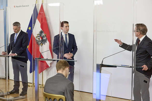 - Wien 09.02.2021 - Corona-Krise - Heute am Nachmittag fand im Bundeskanzleramt eine kurzfristig einberufene Pressekonferenz der Regierungsspitze zur Coronavirus-Krise in Tirol und den Mutationen statt. Aufgrund der beständig schnell steigenden Infiziertenzahlen wurden neue, weitreichende Massnahmen verkündet. So wird die Mobilität von und nach Tirol eingeschränkt werden. PHOTO: (v.L.) Innenminister Karl Nehammer (ÖVP), Bundeskanzler Sebastian Kurz (ÖVP), Gesundheitsminister Rudolf Anschober (Grüne), Vienna (AUSTRIA) - Corona crisis - This afternoon, a press conference of the top government on the coronavirus crisis in Tyrol and the mutations took place in the Federal Chancellery. Due to the rapidly increasing number of infected pe 