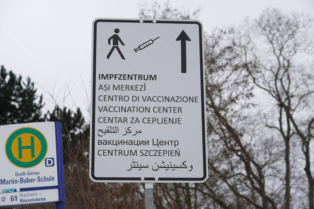 Wegweiser in mehreren Sprachen zum Impfzentrum - Gross-Gerau 09.02.2021: Start des Impfzentrums Groß-Gerau