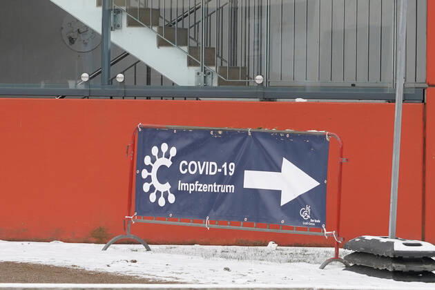 Wegweiser in mehreren Sprachen zum Impfzentrum - Gross-Gerau 09.02.2021: Start des Impfzentrums Groß-Gerau