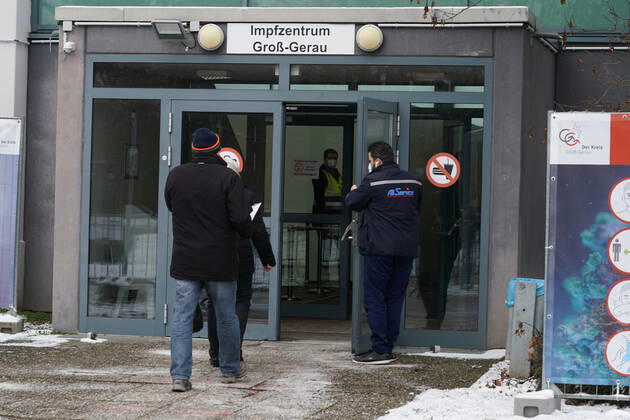 Besucher betreten das Impfzentrum an der Martin-Buber-Schule - Gross-Gerau 09.02.2021: Start des Impfzentrums Groß-Gerau