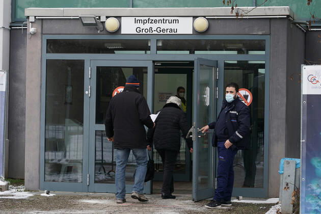 Besucher betreten das Impfzentrum an der Martin-Buber-Schule - Gross-Gerau 09.02.2021: Start des Impfzentrums Groß-Gerau