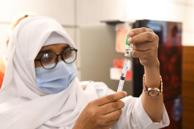 February 9, 2021, Dhaka, Bangladesh: A medical nurse preparing a syringe and an ampule with the dose of Covishield covid-19 vaccine during the vaccination drive at Bangabandhu Sheikh Mujib Medical University Hospital (BSMMU)..The nationwide inoculation drive against the coronavirus has begun with hopes of spurring a quick recovery from the COVID-19 pandemic. As many as 1,015 hospitals and health centres across Bangladesh will administer the vaccine. Dhaka Bangladesh - ZUMAs197 20210209_zaa_s197_117 Copyright: xPiyasxBiswasx