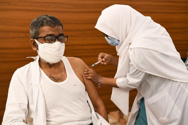 February 9, 2021, Dhaka, Bangladesh: A government official receives the dose of Covishield covid-19 vaccine during the vaccination drive at Bangabandhu Sheikh Mujib Medical University Hospital (BSMMU)..The nationwide inoculation drive against the coronavirus has begun with hopes of spurring a quick recovery from the COVID-19 pandemic. As many as 1,015 hospitals and health centres across Bangladesh will administer the vaccine. Dhaka Bangladesh - ZUMAs197 20210209_zaa_s197_120 Copyright: xPiyasxBiswasx