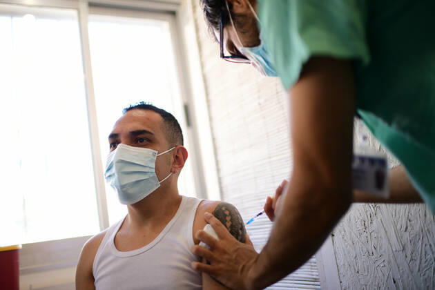 (210209) -- TEL AVIV, Feb. 9, 2021 -- A man receives a dose of the COVID-19 vaccine at a medical center in Tel Aviv, Israel, Feb. 9, 2021. Israel s Ministry of Health reported 6,574 new COVID-19 cases on Tuesday, raising the tally of confirmed cases in the country to 703,102. ( JINI via Xinhua) ISRAEL-TEL AVIV-COVID-19-CASES-SEVEN MILLION GideonxMarkowicz 