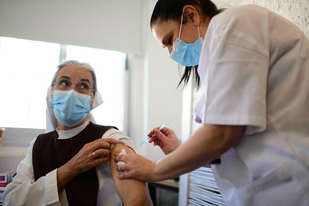(210209) -- TEL AVIV, Feb. 9, 2021 -- A woman receives a dose of the COVID-19 vaccine at a medical center in Tel Aviv, Israel, Feb. 9, 2021. Israel s Ministry of Health reported 6,574 new COVID-19 cases on Tuesday, raising the tally of confirmed cases in the country to 703,102. ( JINI via Xinhua) ISRAEL-TEL AVIV-COVID-19-CASES-SEVEN MILLION GideonxMarkowicz 