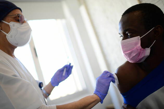 (210209) -- TEL AVIV, Feb. 9, 2021 -- A man receives a dose of the COVID-19 vaccine at a medical center in Tel Aviv, Israel, Feb. 9, 2021. Israel s Ministry of Health reported 6,574 new COVID-19 cases on Tuesday, raising the tally of confirmed cases in the country to 703,102. ( JINI via Xinhua) ISRAEL-TEL AVIV-COVID-19-CASES-SEVEN MILLION GideonxMarkowicz 