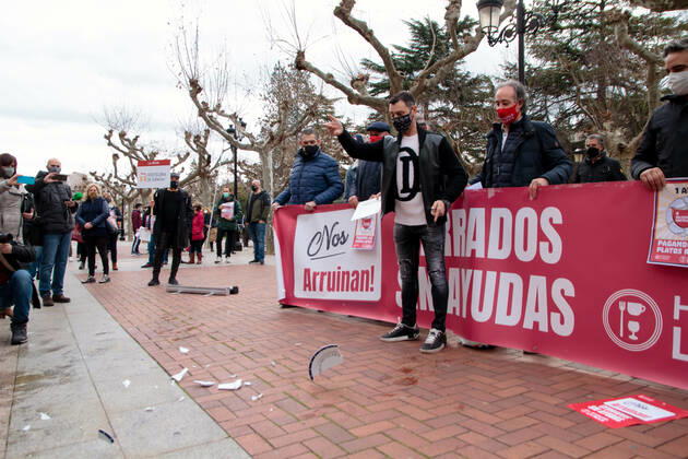Riojan hoteliers throw plates to the ground during a symbolic act of protest in front of the Government Delegation of La Rioja to claim aid for the sector and denounce the situation they are going through because of the pandemic, in Logrono, La Rioja (Spain), February 9, 2021. The hospitality sector, almost a year after the beginning of the pandemic, denounces that it continues to pay the broken dishes , due to the lack of direct aid and the criminalization of the sector. The concentration is held simultaneously in the main Spanish provinces to represent the serious situation that continues to live the hospitality sector. 9 FEBRUARY 2021;HOTEL AND CATERING INDUSTRY;DEMONSTRATION;PROTEST;ECONOMY;SUBSIDIES;AID;MOBILIZATION;PLATES;BROKEN PLA Copyright: xAlbertoxRuizx 3554391