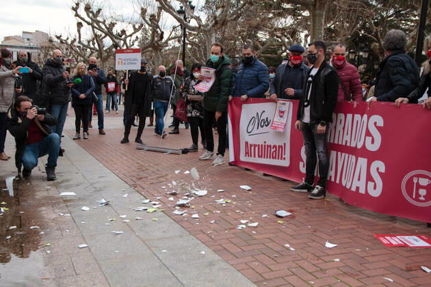 Riojan hoteliers throw plates to the ground during a symbolic act of protest in front of the Government Delegation of La Rioja to claim aid for the sector and denounce the situation they are going through because of the pandemic, in Logrono, La Rioja (Spain), February 9, 2021. The hospitality sector, almost a year after the beginning of the pandemic, denounces that it continues to pay the broken dishes , due to the lack of direct aid and the criminalization of the sector. The concentration is held simultaneously in the main Spanish provinces to represent the serious situation that continues to live the hospitality sector. 9 FEBRUARY 2021;HOTEL AND CATERING INDUSTRY;DEMONSTRATION;PROTEST;ECONOMY;SUBSIDIES;AID;MOBILIZATION;PLATES;BROKEN PLA Copyright: xAlbertoxRuizx 3554392