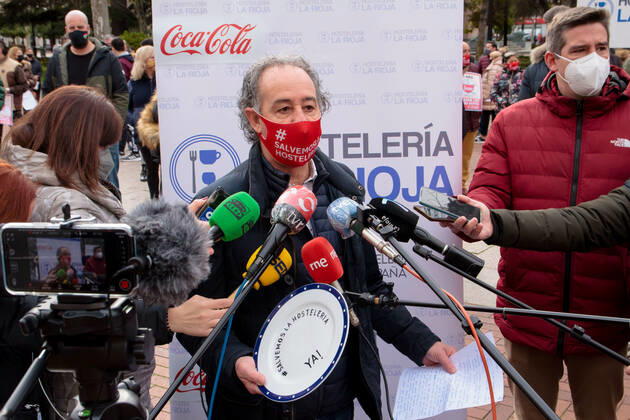 The president of the Rioja hospitality sector of the FER, Francisco Martinez-BergÃ s, addresses the media during a protest in front of the Government Delegation of La Rioja to demand aid for the hospitality sector and denounce the situation that its workers are going through due to the pandemic, in Logrono, La Rioja (Spain), 9 February 2021. The hospitality sector, almost a year after the beginning of the pandemic, denounces that it continues to pay the broken dishes , due to the lack of direct aid and the criminalization of the sector. The concentration has been held simultaneously in the main Spanish provinces to represent the serious situation that continues to live the hospitality sector. 9 FEBRUARY 2021;HOTEL AND CATERING INDUSTRY;D Copyright: xAlbertoxRuizx 3554405