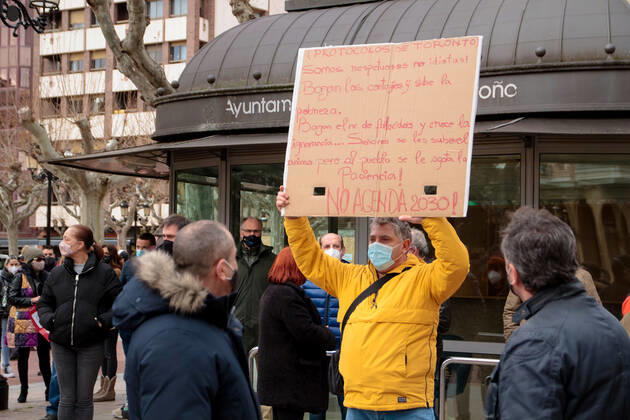 The president of the Rioja hotel and catering sector of the FER, Francisco Martinez-BergÃ s, participates in a protest in front of the Government Delegation of La Rioja to demand aid for the hotel and catering sector and denounce the situation that its workers are going through due to the pandemic, in Logrono, La Rioja (Spain), 9 February 2021. The hospitality sector, almost a year after the beginning of the pandemic, denounces that it continues to pay the broken dishes , due to the lack of direct aid and the criminalization of the sector. The concentration has been held simultaneously in the main Spanish provinces to represent the serious situation that continues to live the hospitality sector. 9 FEBRUARY 2021;HOTEL AND CATERING INDUSTR Copyright: xAlbertoxRuizx 3554416