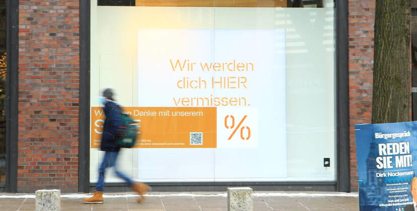 Im Schaufenster eines während des Lockdowns geschlossenen Einzelhandelgeschäfts klebt ein Aufkleber, der auf Rabatt-Aktionen hinweist. Innenstadt Hamburg