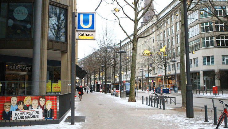 Die nahezu menschenleere Geschäftsstraße Flaniermeile Mönckebergstrßae in der Hamburger Innenstadt während des Lockdowns. Innenstadt Hamburg