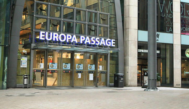 Die menschenleere Eingang zur Europapassage in der Hamburger Innenstadt während des Lockdowns. Innenstadt Hamburg
