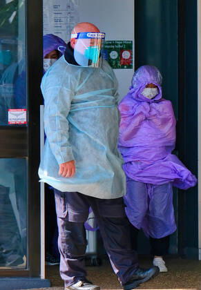 VICTORIA CORONAVIRUS COVID19, Quarantining hotel guest at the Holiday Inn near the Airport are moved to a new location in Melbourne, Wednesday, February 10, 2021. More Victorians have been forced into isolation and another review of the state?s hotel quarantine system is underway after two new cases of COVID-19 were linked to a Holiday Inn at Melbourne Airport. ( NO ARCHIVING, EDITORIAL USE ONLY, NO USE IN BOOKS WITHOUT CONSENT MELBOURNE VIC AUSTRALIA  Copyright: xLUISxASCUIx 20210210001519515134
