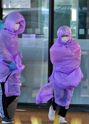 VICTORIA CORONAVIRUS COVID19, Quarantining hotel guest at the Holiday Inn near the Airport are moved to a new location in Melbourne, Wednesday, February 10, 2021. More Victorians have been forced into isolation and another review of the state?s hotel quarantine system is underway after two new cases of COVID-19 were linked to a Holiday Inn at Melbourne Airport. ( NO ARCHIVING, EDITORIAL USE ONLY, NO USE IN BOOKS WITHOUT CONSENT MELBOURNE VIC AUSTRALIA  Copyright: xLUISxASCUIx 20210210001519515702