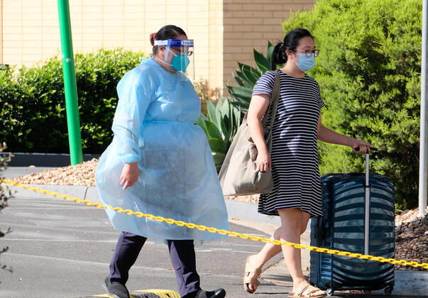 VICTORIA CORONAVIRUS COVID19, Quarantining hotel guest at the Holiday Inn near the Airport are moved to a new location in Melbourne, Wednesday, February 10, 2021. More Victorians have been forced into isolation and another review of the state?s hotel quarantine system is underway after two new cases of COVID-19 were linked to a Holiday Inn at Melbourne Airport. ( NO ARCHIVING, EDITORIAL USE ONLY, NO USE IN BOOKS WITHOUT CONSENT MELBOURNE VIC AUSTRALIA  Copyright: xLUISxASCUIx 20210210001519515874