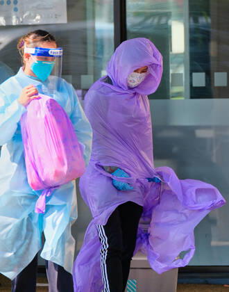 VICTORIA CORONAVIRUS COVID19, Quarantining hotel guest at the Holiday Inn near the Airport are moved to a new location in Melbourne, Wednesday, February 10, 2021. More Victorians have been forced into isolation and another review of the state?s hotel quarantine system is underway after two new cases of COVID-19 were linked to a Holiday Inn at Melbourne Airport. ( NO ARCHIVING, EDITORIAL USE ONLY, NO USE IN BOOKS WITHOUT CONSENT MELBOURNE VIC AUSTRALIA  Copyright: xLUISxASCUIx 20210210001519515938