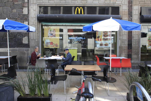February 9, 2021, Mexico City, Mexico City, Mexico: A person sits at a table outside of a restaurant, after closed several days due red alert by Covid. The Mexican Government allowed the reopening of restaurants with outdoor service, , as an attempt to prevent spread of the Virus February 9, 2021 in Mexico City, Mexico Mexico City Mexico - ZUMAe321 20210209_zia_e321_017 Copyright: xAngelxMoralesxRizox