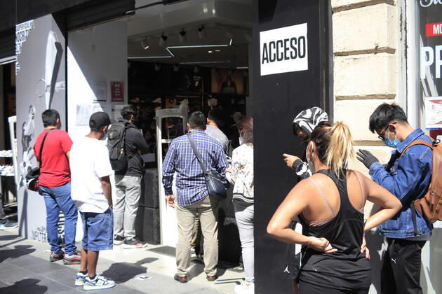 February 9, 2021, Mexico City, Mexico City, Mexico: Person queue to be allowed to enter a store, after closed several days due red alert by Covid. The Mexican Government allowed the reopening of stores, some shops make outside sell to prevent crowd of people, as an attempt to prevent spread of the Virus February 9, 2021 in Mexico City, Mexico Mexico City Mexico - ZUMAe321 20210209_zia_e321_023 Copyright: xAngelxMoralesxRizox