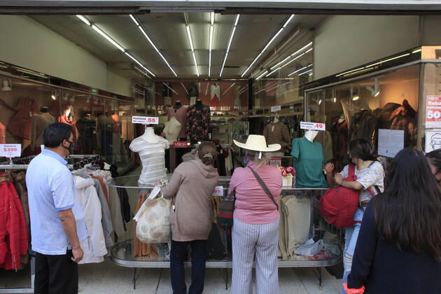 February 9, 2021, Mexico City, Mexico City, Mexico: Person queue to be allowed to enter a store, after closed several days due red alert by Covid. The Mexican Government allowed the reopening of stores, some shops make outside sell to prevent crowd of people, as an attempt to prevent spread of the Virus February 9, 2021 in Mexico City, Mexico Mexico City Mexico - ZUMAe321 20210209_zia_e321_035 Copyright: xAngelxMoralesxRizox