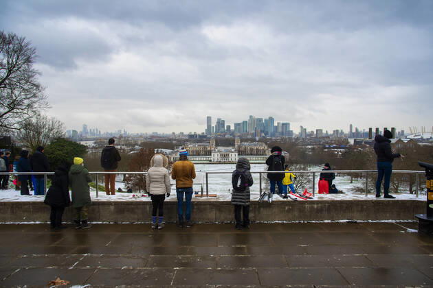 February 9, 2021, London, United Kingdom: People look out over Greenwich Park with Canary Wharf in the distance. London United Kingdom - ZUMAs197 20210209_zaa_s197_209 Copyright: xDavexRushenx